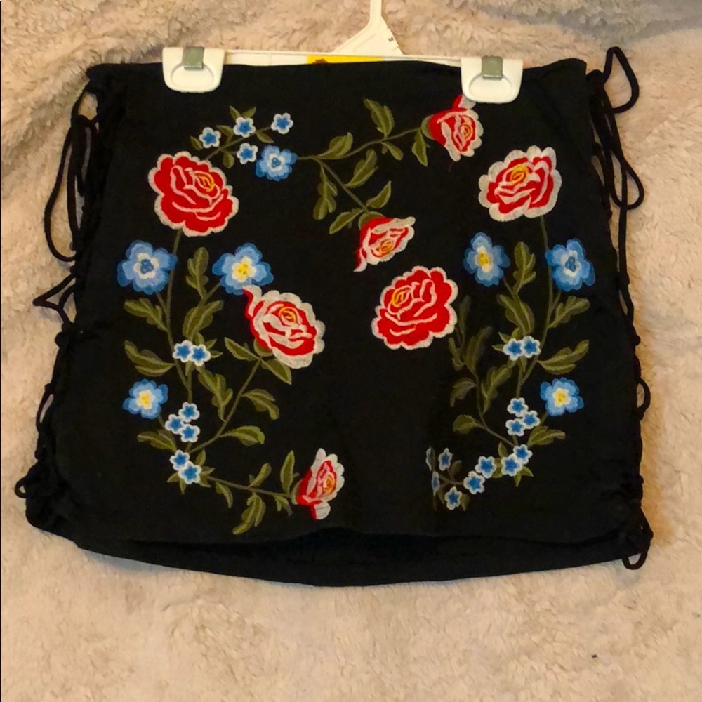 Mini embroidered skirt